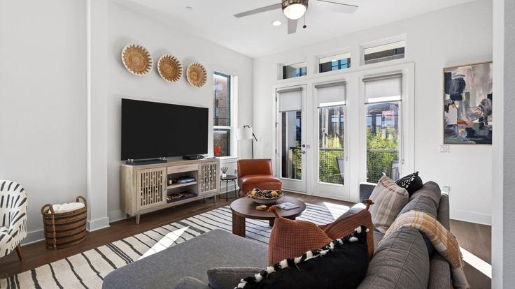 Sala de estar elegantemente projetada com móveis modernos em um apartamento no Building Concordia Avenue - avantstay - 1396921 em Austin, Austin Sala de estar elegantemente projetada com móveis modernos em um apartamento no Building Concordia Avenue - avantstay - 1396921 em Austin, Austin