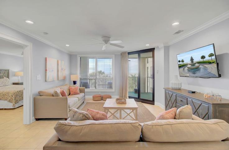 Elegant gestaltetes Wohnzimmer mit moderner Einrichtung in einer Wohnung im Building Palmetto Drive - avantstay - 1027596 - USA in Isle of Palms, Isle of Palms Elegant gestaltetes Wohnzimmer mit moderner Einrichtung in einer Wohnung im Building Palmetto Drive - avantstay - 1027596 - USA in Isle of Palms, Isle of Palms