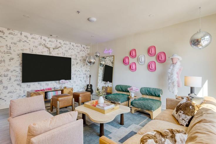 Nashville NashvilleのBuilding Forest Avenue - avantstay - 1027040 - BNAのアパートメントにある、モダンな家具を備えたエレガントなデザインのリビングルーム Nashville NashvilleのBuilding Forest Avenue - avantstay - 1027040 - BNAのアパートメントにある、モダンな家具を備えたエレガントなデザインのリビングルーム
