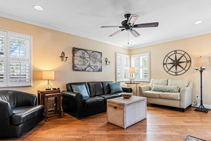 Elegant gestaltetes Wohnzimmer mit moderner Einrichtung in einer Wohnung im Building Corniche Drive - avantstay - 1095053 in Dana Point, Dana Point Elegant gestaltetes Wohnzimmer mit moderner Einrichtung in einer Wohnung im Building Corniche Drive - avantstay - 1095053 in Dana Point, Dana Point