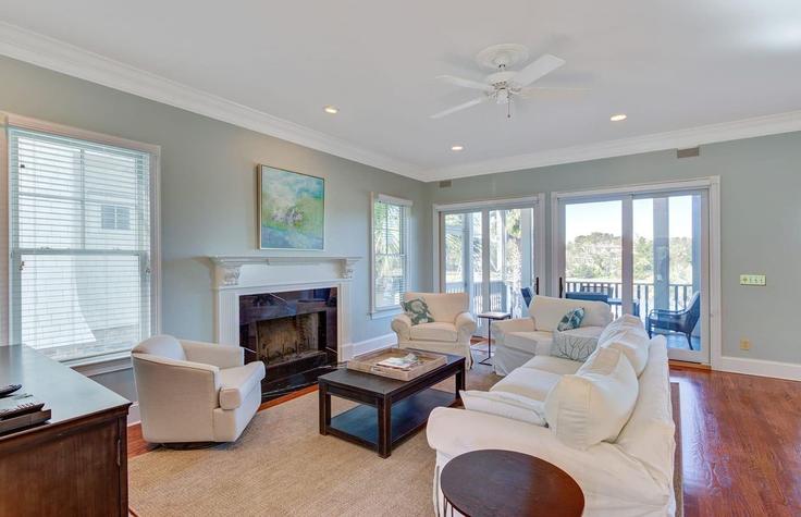 Building Morgan Place Drive - avantstay - 1027610 - USA adresindeki bir dairede modern mobilyalarla zarif bir şekilde tasarlanmış oturma odası Isle of Palms, Isle of Palms Building Morgan Place Drive - avantstay - 1027610 - USA adresindeki bir dairede modern mobilyalarla zarif bir şekilde tasarlanmış oturma odası Isle of Palms, Isle of Palms