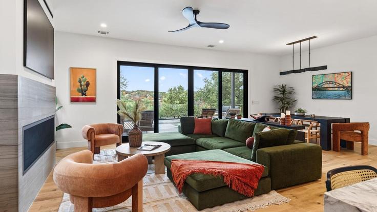Salle de séjour élégante avec mobilier moderne dans un appartement à Building Red Feather Trail - avantstay - 1396922 à Austin, Austin