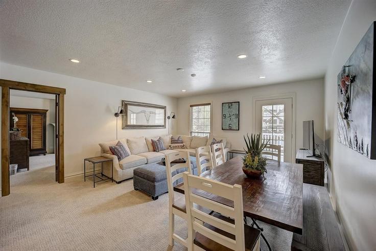 Elegant gestaltetes Wohnzimmer mit moderner Einrichtung in einer Wohnung im Building Lowell Avenue - avantstay - 1028322 - USA in Park City, Park City