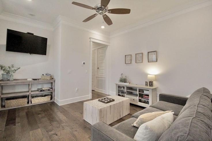 Elegant gestaltetes Wohnzimmer mit moderner Einrichtung in einer Wohnung im Building Clipper Street - avantstay - 1036171 - USA in Alys Beach, Alys Beach Elegant gestaltetes Wohnzimmer mit moderner Einrichtung in einer Wohnung im Building Clipper Street - avantstay - 1036171 - USA in Alys Beach, Alys Beach