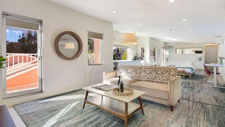 Sala de estar elegantemente projetada com móveis modernos em um apartamento no Building North Gower Street - avantstay - 1030087 - LAX em Los Angeles, Los Angeles Sala de estar elegantemente projetada com móveis modernos em um apartamento no Building North Gower Street - avantstay - 1030087 - LAX em Los Angeles, Los Angeles