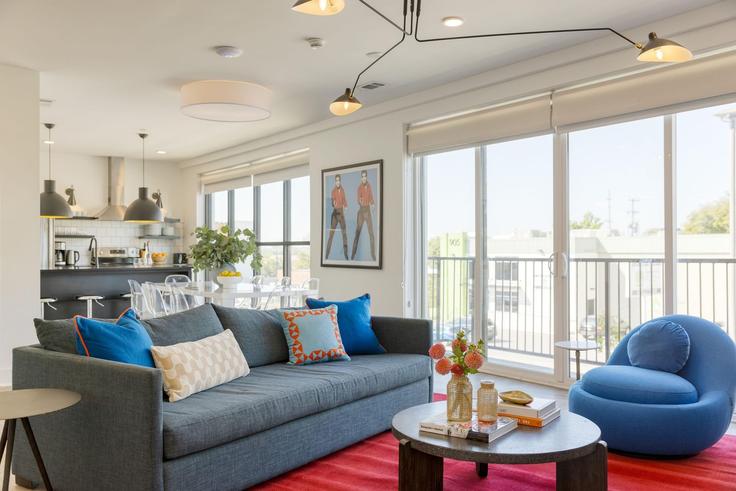 Building S 1st St - avantstay - 1031408 - BNA adresindeki bir dairede modern mobilyalarla zarif bir şekilde tasarlanmış oturma odası Nashville, Nashville
