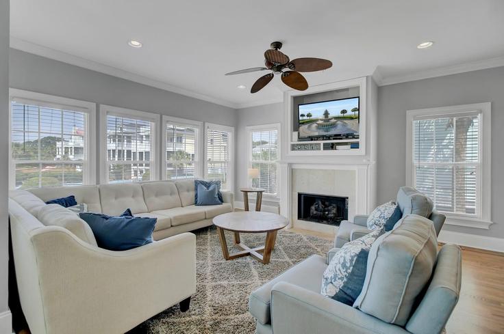 Building 10th Avenue - avantstay - 1027122 - USA adresindeki bir dairede modern mobilyalarla zarif bir şekilde tasarlanmış oturma odası Isle of Palms, Isle of Palms Building 10th Avenue - avantstay - 1027122 - USA adresindeki bir dairede modern mobilyalarla zarif bir şekilde tasarlanmış oturma odası Isle of Palms, Isle of Palms