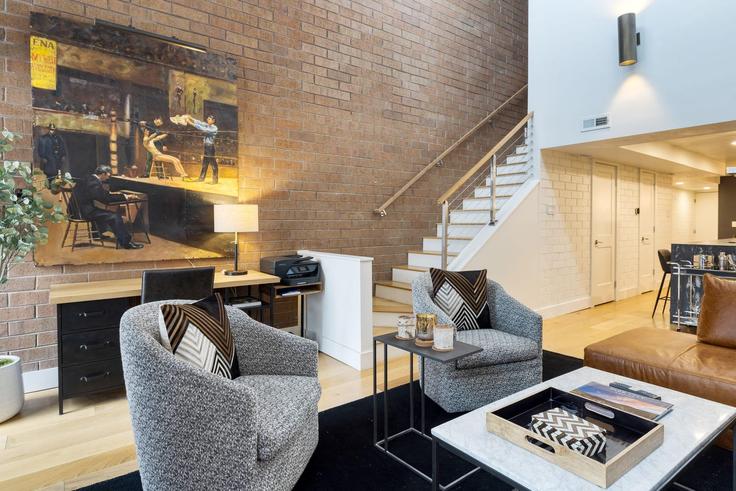 Elegant gestaltetes Wohnzimmer mit moderner Einrichtung in einer Wohnung im Building Captain Molly Drive - avantstay - 1048024 - USA in Park City, Park City