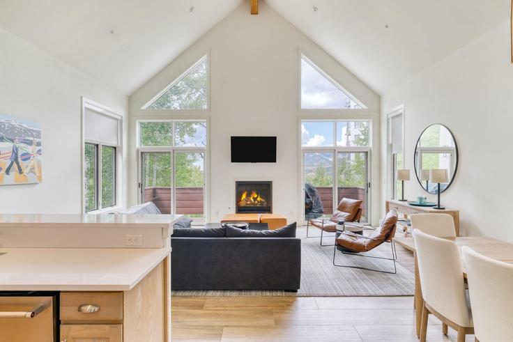 Sala de estar elegantemente projetada com móveis modernos em um apartamento no Building Mountain Village Blvd - avantstay - 1026734 em Mountain Village, Mountain Village Sala de estar elegantemente projetada com móveis modernos em um apartamento no Building Mountain Village Blvd - avantstay - 1026734 em Mountain Village, Mountain Village