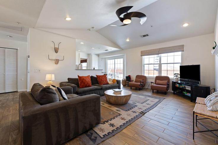 Building Sun Mesa Road - avantstay - 1031331 adresindeki bir dairede modern mobilyalarla zarif bir şekilde tasarlanmış oturma odası Joshua Tree, Joshua Tree Building Sun Mesa Road - avantstay - 1031331 adresindeki bir dairede modern mobilyalarla zarif bir şekilde tasarlanmış oturma odası Joshua Tree, Joshua Tree