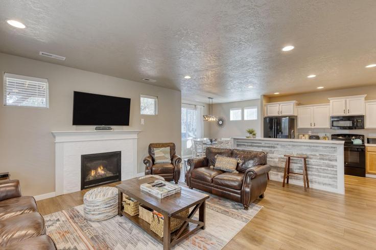 Elegante sala de estar con mobiliario moderno en un apartamento en Building Southeast Gleneden Place - avantstay - 1038420 - USA en Bend, Bend