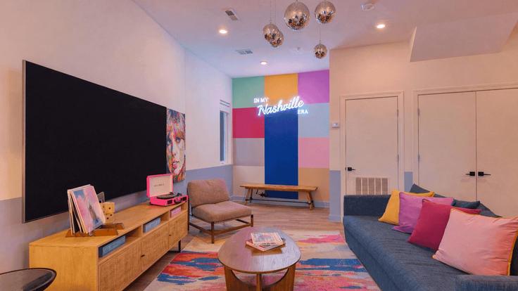 Elegante sala de estar con mobiliario moderno en un apartamento en Building Jefferson Street - avantstay - 1026939 - BNA en Nashville, Nashville
