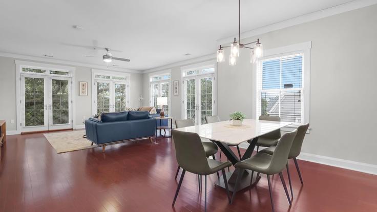 Building Montgomery Street - avantstay - 1404569 adresindeki bir dairede modern mobilyalarla zarif bir şekilde tasarlanmış oturma odası Savannah, Savannah Building Montgomery Street - avantstay - 1404569 adresindeki bir dairede modern mobilyalarla zarif bir şekilde tasarlanmış oturma odası Savannah, Savannah