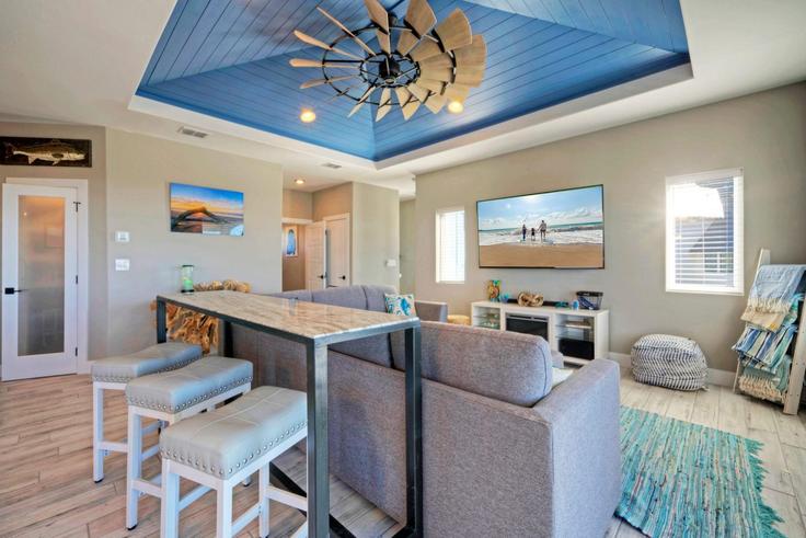 Port Aransas, Port Aransas에 위치한 Building Marlin Azul - avantstay - 1027143 - USA 유닛의 세련된 인테리어가 돋보이는 거실