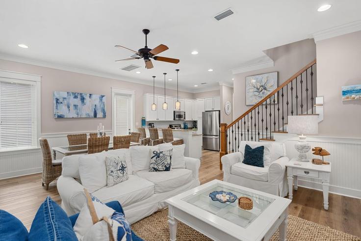 Miramar Beach Miramar BeachのBuilding Bungalo Lane - avantstay - 1224688 - USAのアパートメントにある、モダンな家具を備えたエレガントなデザインのリビングルーム