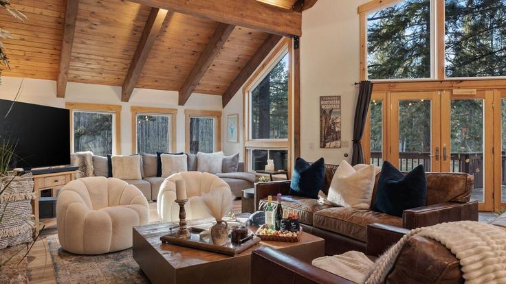 Building Basque Drive - avantstay - 1399996 adresindeki bir dairede modern mobilyalarla zarif bir şekilde tasarlanmış oturma odası Truckee, Truckee