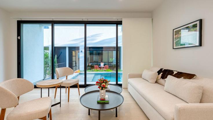 Building New York Avenue - avantstay - 1396986 adresindeki bir dairede modern mobilyalarla zarif bir şekilde tasarlanmış oturma odası Austin, Austin Building New York Avenue - avantstay - 1396986 adresindeki bir dairede modern mobilyalarla zarif bir şekilde tasarlanmış oturma odası Austin, Austin