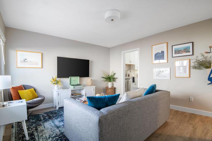 Sala de estar elegantemente projetada com móveis modernos em um apartamento no Building Prospect Street - avantstay - 1028176 - SAN em San Diego, San Diego