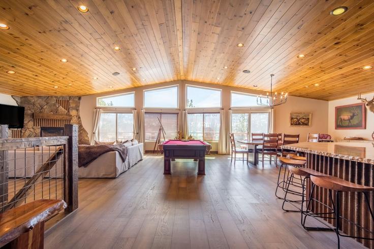 Building Lake Drive - avantstay - 1028318 - LAX adresindeki bir dairede modern mobilyalarla zarif bir şekilde tasarlanmış oturma odası Big Bear Lake, Big Bear Lake