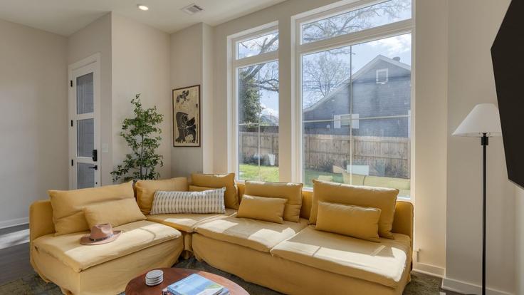 Elegante sala de estar con mobiliario moderno en un apartamento en Building Lischey Avenue - avantstay - 1072331 - BNA en Nashville, Nashville