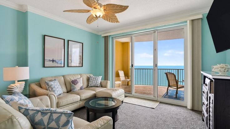 Sala de estar elegantemente projetada com móveis modernos em um apartamento no Building Front Beach Road - avantstay - 1491073 em Panama City Beach, Panama City Beach