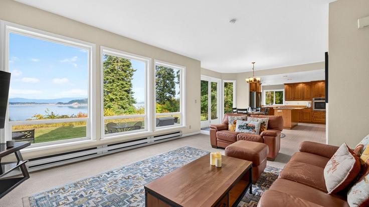 Sala de estar elegantemente projetada com móveis modernos em um apartamento no Building Green Road - avantstay - 1646830 em Oak Harbor, Oak Harbor Sala de estar elegantemente projetada com móveis modernos em um apartamento no Building Green Road - avantstay - 1646830 em Oak Harbor, Oak Harbor