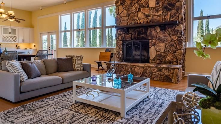 Salle de séjour élégante avec mobilier moderne dans un appartement à Building Union Road - avantstay - 1598103 à Paso Robles, Paso Robles Salle de séjour élégante avec mobilier moderne dans un appartement à Building Union Road - avantstay - 1598103 à Paso Robles, Paso Robles