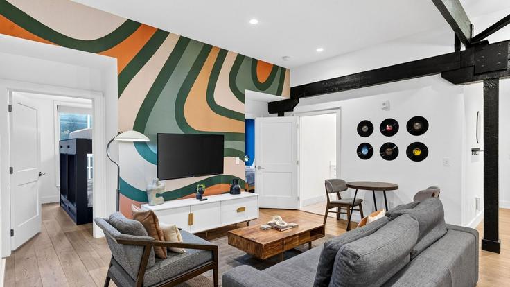 Nashville NashvilleのBuilding 2nd Avenue South - avantstay - 1594032のアパートメントにある、モダンな家具を備えたエレガントなデザインのリビングルーム