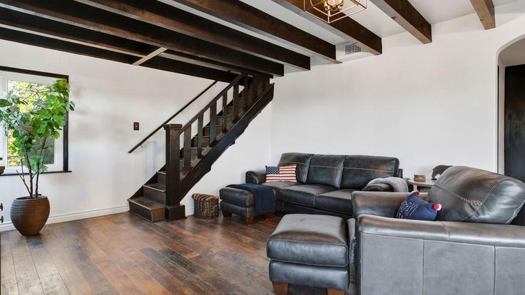 Elegant gestaltetes Wohnzimmer mit moderner Einrichtung in einer Wohnung im Building Emerald Drive - avantstay - 1585118 in Lake Arrowhead, Lake Arrowhead Elegant gestaltetes Wohnzimmer mit moderner Einrichtung in einer Wohnung im Building Emerald Drive - avantstay - 1585118 in Lake Arrowhead, Lake Arrowhead