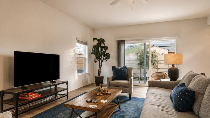 Elegante sala de estar con mobiliario moderno en un apartamento en Building 55119 Roxy Ln - avantstay - 1471258 en La Quinta, La Quinta Elegante sala de estar con mobiliario moderno en un apartamento en Building 55119 Roxy Ln - avantstay - 1471258 en La Quinta, La Quinta