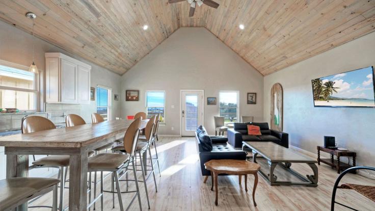 Corpus Christi Corpus ChristiのBuilding Laguna Village Drive - avantstay - 1038349 - USAのアパートメントにある、モダンな家具を備えたエレガントなデザインのリビングルーム Corpus Christi Corpus ChristiのBuilding Laguna Village Drive - avantstay - 1038349 - USAのアパートメントにある、モダンな家具を備えたエレガントなデザインのリビングルーム