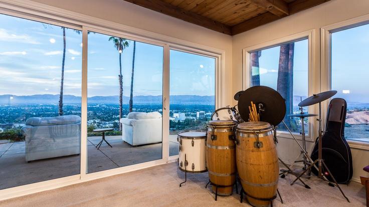 Los Angeles Los AngelesのBuilding Cody Road - avantstay - 1027167 - LAXのアパートメントにある、モダンな家具を備えたエレガントなデザインのリビングルーム Los Angeles Los AngelesのBuilding Cody Road - avantstay - 1027167 - LAXのアパートメントにある、モダンな家具を備えたエレガントなデザインのリビングルーム