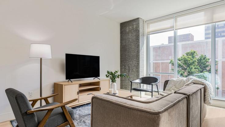 Elegant gestaltetes Wohnzimmer mit moderner Einrichtung in einer Wohnung im Building Beech Street - avantstay - 1495768 in San Diego, San Diego