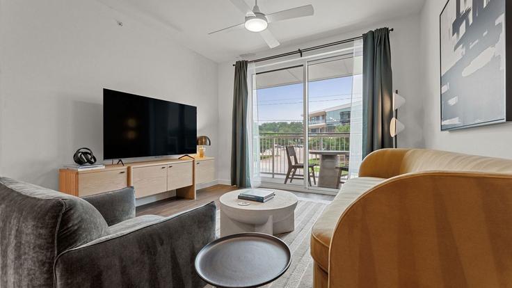Salle de séjour élégante avec mobilier moderne dans un appartement à Building Menchaca Road - avantstay - 1396891 à Austin, Austin Salle de séjour élégante avec mobilier moderne dans un appartement à Building Menchaca Road - avantstay - 1396891 à Austin, Austin