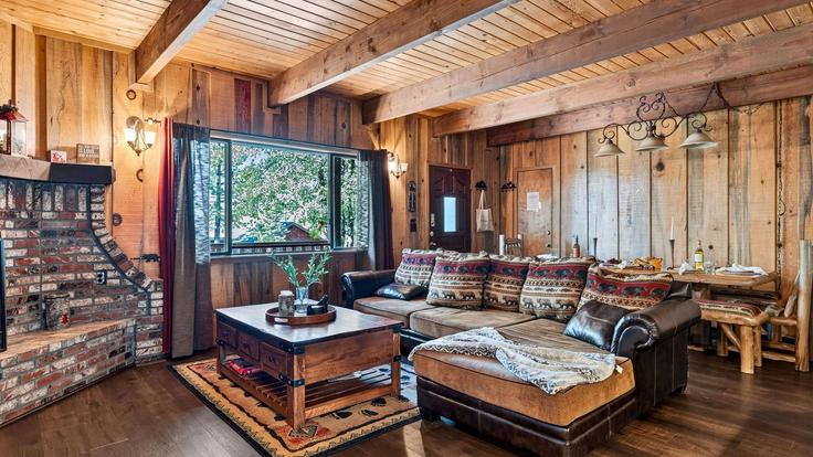 Building Klamath Road - avantstay - 1586378 adresindeki bir dairede modern mobilyalarla zarif bir şekilde tasarlanmış oturma odası Big Bear, Big Bear Building Klamath Road - avantstay - 1586378 adresindeki bir dairede modern mobilyalarla zarif bir şekilde tasarlanmış oturma odası Big Bear, Big Bear