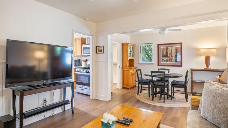 Paso Robles, Paso Robles에 위치한 Building 7th Street - avantstay - 1598067 유닛의 세련된 인테리어가 돋보이는 거실 Paso Robles, Paso Robles에 위치한 Building 7th Street - avantstay - 1598067 유닛의 세련된 인테리어가 돋보이는 거실