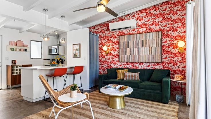 Building South Riverside Drive - avantstay - 1055562 - LAX adresindeki bir dairede modern mobilyalarla zarif bir şekilde tasarlanmış oturma odası Palm Springs, Palm Springs