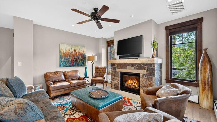 Breckenridge BreckenridgeのBuilding Columbine Road - avantstay - 1642744のアパートメントにある、モダンな家具を備えたエレガントなデザインのリビングルーム Breckenridge BreckenridgeのBuilding Columbine Road - avantstay - 1642744のアパートメントにある、モダンな家具を備えたエレガントなデザインのリビングルーム