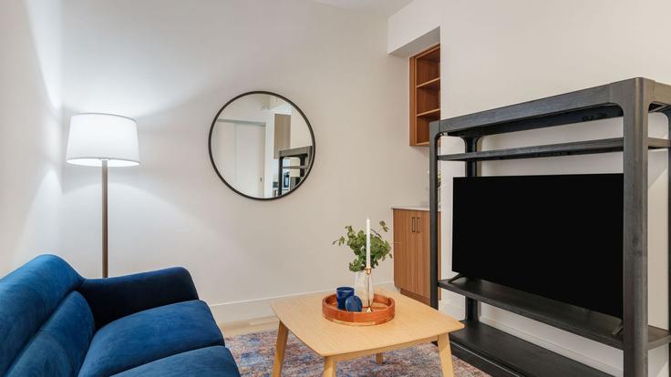 Elegante sala de estar con mobiliario moderno en un apartamento en Building Beech Street - avantstay - 1495766 en San Diego, San Diego Elegante sala de estar con mobiliario moderno en un apartamento en Building Beech Street - avantstay - 1495766 en San Diego, San Diego