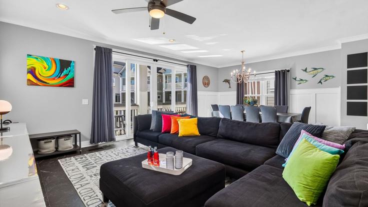 Sala de estar elegantemente projetada com móveis modernos em um apartamento no Building Sandcastle Court - avantstay - 1639637 em Hilton Head Island, Hilton Head Island Sala de estar elegantemente projetada com móveis modernos em um apartamento no Building Sandcastle Court - avantstay - 1639637 em Hilton Head Island, Hilton Head Island