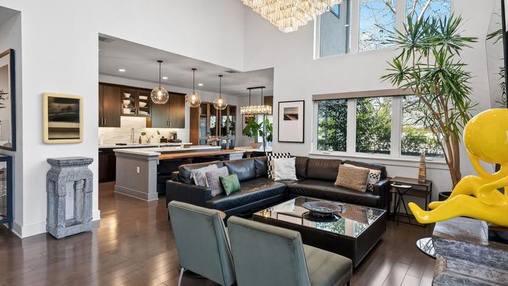 Elegant gestaltetes Wohnzimmer mit moderner Einrichtung in einer Wohnung im Building Ashby Avenue - avantstay - 1509108 in Austin, Austin