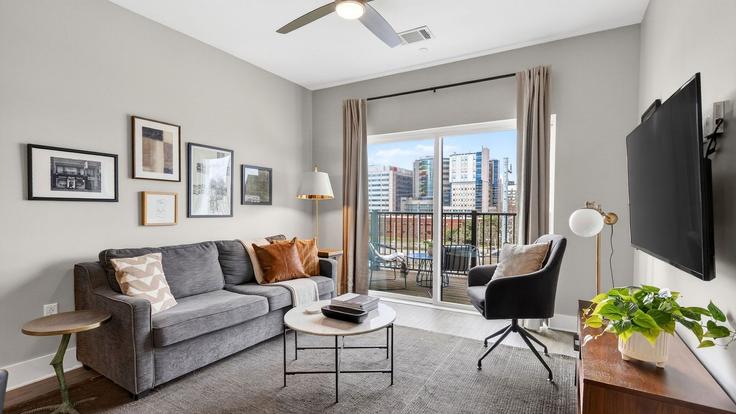 Nashville, Nashville에 위치한 Building Belcourt Avenue - avantstay - 1515169 유닛의 세련된 인테리어가 돋보이는 거실