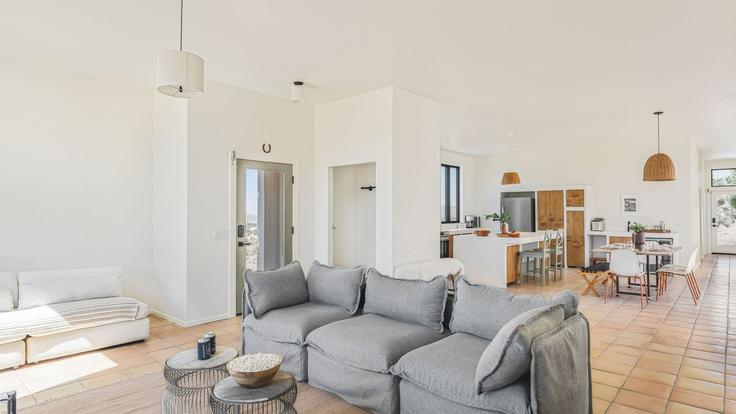 Building Terbush Avenue - avantstay - 1539982 adresindeki bir dairede modern mobilyalarla zarif bir şekilde tasarlanmış oturma odası Yucca Valley, Yucca Valley Building Terbush Avenue - avantstay - 1539982 adresindeki bir dairede modern mobilyalarla zarif bir şekilde tasarlanmış oturma odası Yucca Valley, Yucca Valley