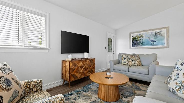 Sala de estar elegantemente projetada com móveis modernos em um apartamento no Building Pinfish Court - avantstay - 1634035 em Bonita Springs, Bonita Springs Sala de estar elegantemente projetada com móveis modernos em um apartamento no Building Pinfish Court - avantstay - 1634035 em Bonita Springs, Bonita Springs