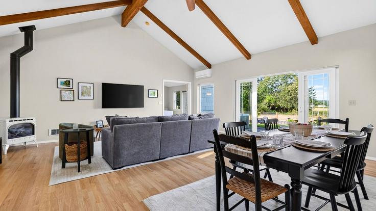 Building Edgefield Lane - avantstay - 1587629 adresindeki bir dairede modern mobilyalarla zarif bir şekilde tasarlanmış oturma odası Coupeville, Coupeville Building Edgefield Lane - avantstay - 1587629 adresindeki bir dairede modern mobilyalarla zarif bir şekilde tasarlanmış oturma odası Coupeville, Coupeville