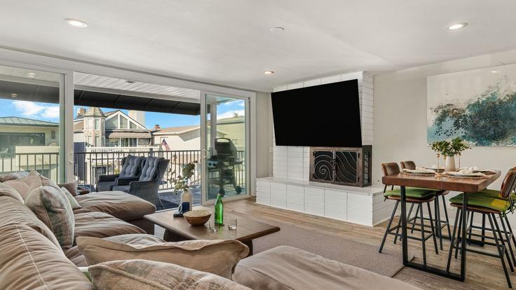 Newport Beach, Newport Beach에 위치한 Building 30th Street - avantstay - 1437627 유닛의 세련된 인테리어가 돋보이는 거실