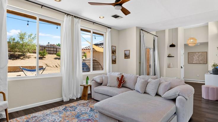 Building Taos Trail - avantstay - 1580605 adresindeki bir dairede modern mobilyalarla zarif bir şekilde tasarlanmış oturma odası Yucca Valley, Yucca Valley Building Taos Trail - avantstay - 1580605 adresindeki bir dairede modern mobilyalarla zarif bir şekilde tasarlanmış oturma odası Yucca Valley, Yucca Valley