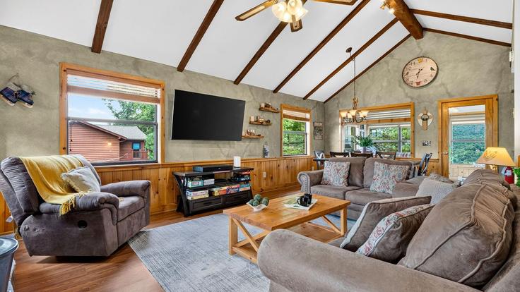 Sala de estar elegantemente projetada com móveis modernos em um apartamento no Building Jakes Ridge Way - avantstay - 1606598 em Pigeon Forge, Pigeon Forge Sala de estar elegantemente projetada com móveis modernos em um apartamento no Building Jakes Ridge Way - avantstay - 1606598 em Pigeon Forge, Pigeon Forge