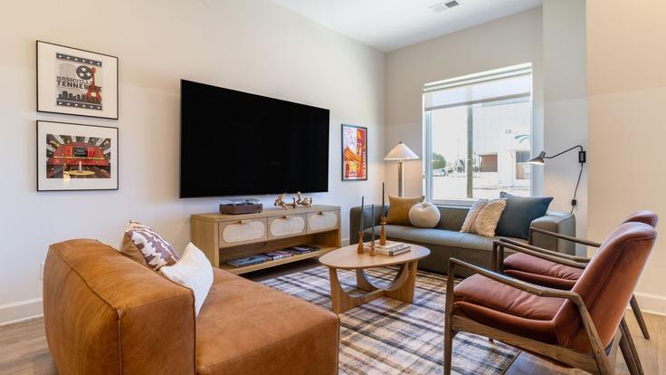 Elegante sala de estar con mobiliario moderno en un apartamento en Building Jefferson Street - avantstay - 1462117 en Nashville, Nashville