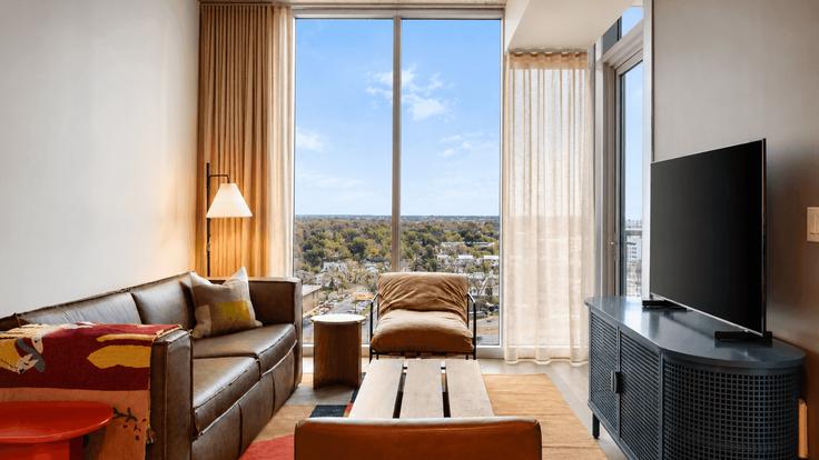 Austin, Austin에 위치한 Building East Avenue - avantstay - 1028261 - ATX 유닛의 세련된 인테리어가 돋보이는 거실